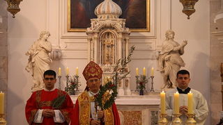 Cvjetnica 20. ožujka 2016: Nakon blagoslova maslinovih grančica, nadbisku Želimir Puljić predvodio je procesiju do katedrale sv. Stošije gdje je služio misno slavlje na kojem se pjevala Muka našeg Gospodina Cvjetnica 20. ožujka 2016: Nakon blagoslova maslinovih grančica, nadbisku Želimir Puljić predvodio je procesiju do katedrale sv. Stošije gdje je služio misno slavlje na kojem se pjevala Muka našeg Gospodina