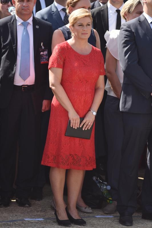 Uz zvukove hime “Lijepa naša” podignuta je zastava Republike Hrvatske na Kninskoj tvrđavi Uz zvukove hime “Lijepa naša” podignuta je zastava Republike Hrvatske na Kninskoj tvrđavi