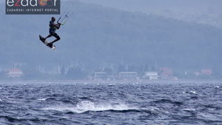 Guštanje surfera u jakom jugu Guštanje surfera u jakom jugu