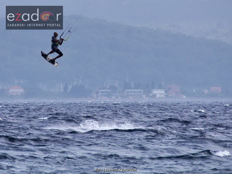 Guštanje surfera u jakom jugu Guštanje surfera u jakom jugu