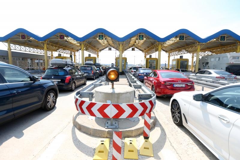 Zbog požara zatvorena autocesta A1 kod Pirovca: Neki vozači se okretali i vozili u suprotnom smjeru Zbog požara zatvorena autocesta A1 kod Pirovca: Neki vozači se okretali i vozili u suprotnom smjeru