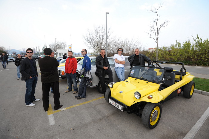 Zadar, 250312.
Vlasnici i ljubitelji automobilske marke Alfa Romeo okupili su se jutros na parkiralistu jedrilicarskog kluba Uskok kako bi pokazali svoje limene ljubimce i razgledali tudje.
Na slici: detalj sa dogadjanja.
Foto: Luka Gerlanc / CROPIX Zadar, 250312.
Vlasnici i ljubitelji automobilske marke Alfa Romeo okupili su se jutros na parkiralistu jedrilicarskog kluba Uskok kako bi pokazali svoje limene ljubimce i razgledali tudje.
Na slici: detalj sa dogadjanja.
Foto: Luka Gerlanc / CROPIX