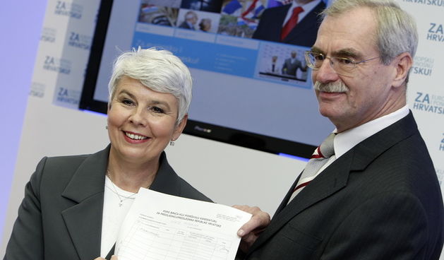 Zagreb, 051109.
Predsjednicki kandidat HDZ-a Andrija Hebrang predstavio je svoj izborni program i web stranicu u sredisnjici stranke na Trgu Zrtava Fasizma. Podrsku mu je pruzila predsjednica vlade RH Jadranka Kosor.
Na slici Jadranka Kosor pokazuje svoj