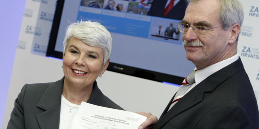 Zagreb, 051109.
Predsjednicki kandidat HDZ-a Andrija Hebrang predstavio je svoj izborni program i web stranicu u sredisnjici stranke na Trgu Zrtava Fasizma. Podrsku mu je pruzila predsjednica vlade RH Jadranka Kosor.
Na slici Jadranka Kosor pokazuje svoj