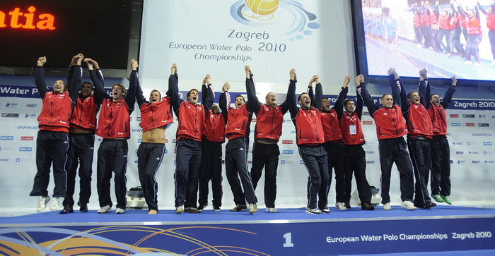 Zagreb, 110910.
Bazen Mladosti na Savi.
29. Europsko prvenstvo u vaterpolu.
Finalna utakmica za pobjednika Europskog prvenstva u vaterpolu  Hrvatska – Italija.
Na slici: proglasenje novog europskog prvaka. 
Foto: Drago Sopta / CROPIX