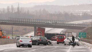 Na autocesti A1 poslije sv. Roka u smjeru Zagreba, kod tunela Krpani, u 6.15 sati sudarilo se 20-ak vozila u nekoliko lančanih sudara, Foto: Dino Stanin/PIXSELL Na autocesti A1 poslije sv. Roka u smjeru Zagreba, kod tunela Krpani, u 6.15 sati sudarilo se 20-ak vozila u nekoliko lančanih sudara, Foto: Dino Stanin/PIXSELL
