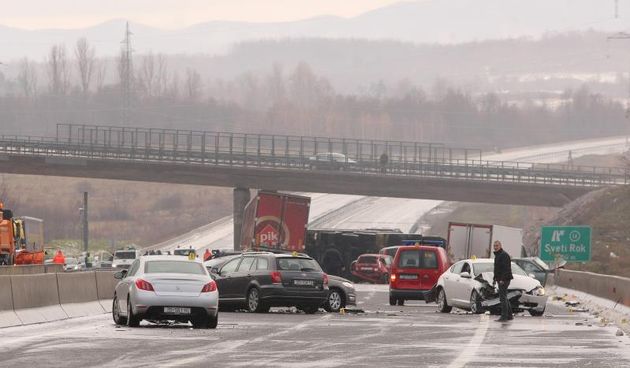 Na autocesti A1 poslije sv. Roka u smjeru Zagreba, kod tunela Krpani, u 6.15 sati sudarilo se 20-ak vozila u nekoliko lančanih sudara, Foto: Dino Stanin/PIXSELL