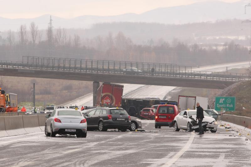 Na autocesti A1 poslije sv. Roka u smjeru Zagreba, kod tunela Krpani, u 6.15 sati sudarilo se 20-ak vozila u nekoliko lančanih sudara, Foto: Dino Stanin/PIXSELL Na autocesti A1 poslije sv. Roka u smjeru Zagreba, kod tunela Krpani, u 6.15 sati sudarilo se 20-ak vozila u nekoliko lančanih sudara, Foto: Dino Stanin/PIXSELL