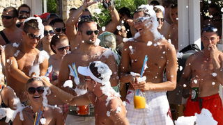 Zrce, Novalja 290710.
Aquarius pjena party srpanj 2010. – Jedan od zastitnih znakova Aquariusa na Zrcu je pjena party. Svakog dana na after beach partyjima on starta u 17.00 te se ponovi jos nekoliko puta. Ove godine Aquarius ima i dodatni top koji baca p Zrce, Novalja 290710.
Aquarius pjena party srpanj 2010. – Jedan od zastitnih znakova Aquariusa na Zrcu je pjena party. Svakog dana na after beach partyjima on starta u 17.00 te se ponovi jos nekoliko puta. Ove godine Aquarius ima i dodatni top koji baca p