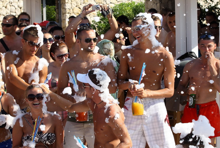 Zrce, Novalja 290710.
Aquarius pjena party srpanj 2010. – Jedan od zastitnih znakova Aquariusa na Zrcu je pjena party. Svakog dana na after beach partyjima on starta u 17.00 te se ponovi jos nekoliko puta. Ove godine Aquarius ima i dodatni top koji baca p Zrce, Novalja 290710.
Aquarius pjena party srpanj 2010. – Jedan od zastitnih znakova Aquariusa na Zrcu je pjena party. Svakog dana na after beach partyjima on starta u 17.00 te se ponovi jos nekoliko puta. Ove godine Aquarius ima i dodatni top koji baca p