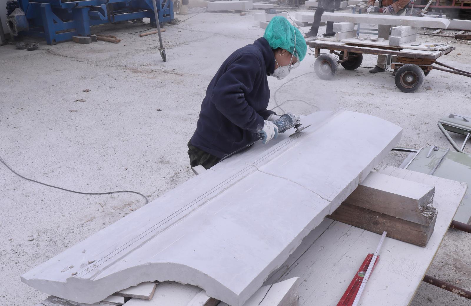 Mladi europski kipari stigli u Imotski, punom parom rade spomenik kultnom Mercedesu Mladi europski kipari stigli u Imotski, punom parom rade spomenik kultnom Mercedesu