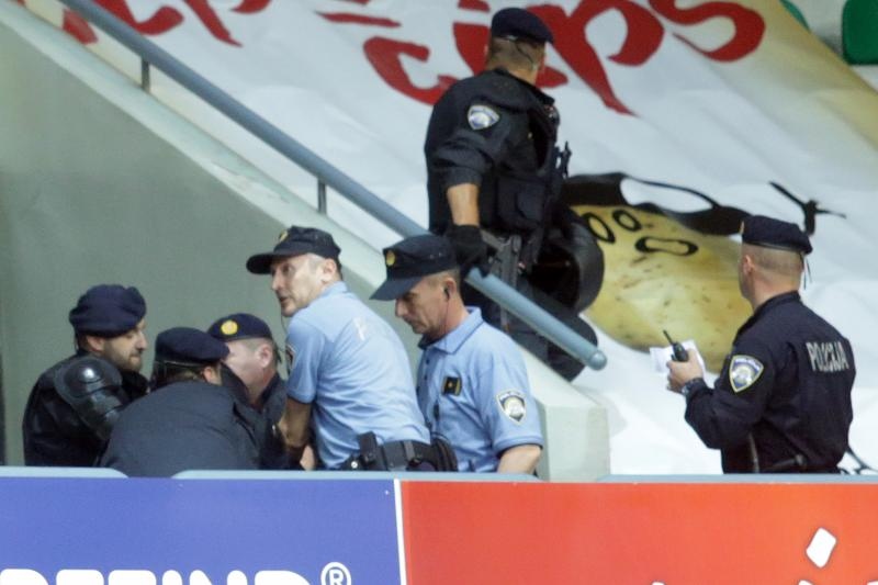Intervencija policije na tribini s navijačima Zadra na utakmici Cibone i Zadra (80-71). Photo: Goran Stanzl/PIXSELL Intervencija policije na tribini s navijačima Zadra na utakmici Cibone i Zadra (80-71). Photo: Goran Stanzl/PIXSELL