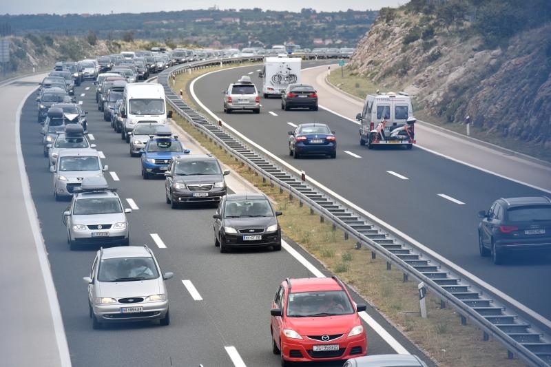 Zbog orkanske bure promet autocestom A1 odvija se otežano. Photo: Dino Stanin/PIXSELL