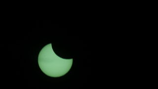 Pula,040111.
Djelomicna pomracina sunca mogla se vidjeti iz cijele hrvatske. Puljani su ovaj rijetki prizor uz zastitu filtera promatrali i fotografirali sa Pulske zvjezdarnice na monte zaru.
Foto: Srecko Niketic / CROPIX