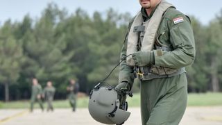 U Zracnoj bazi Zemunik odrzana je prezentacija pocetka letacke obuke na helikopterima OH-58D Kiowa Warrior koji su donacija americke vojske. Prezentaciji je naocio ministar obrane RH Damir Krsticevic koji je sudjelovao u trenaznom letu