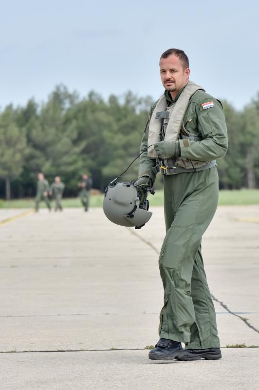 U Zracnoj bazi Zemunik odrzana je prezentacija pocetka letacke obuke na helikopterima OH-58D Kiowa Warrior koji su donacija americke vojske. Prezentaciji je naocio ministar obrane RH Damir Krsticevic koji je sudjelovao u trenaznom letu