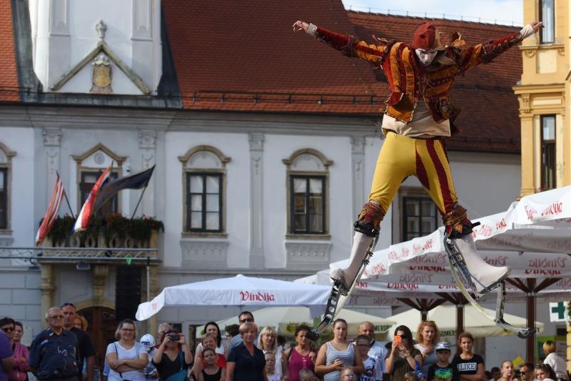 Šesti dan Špancirfesta, nastup uličnih performera Jesters Šesti dan Špancirfesta, nastup uličnih performera Jesters
