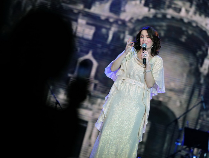 Skoplje, 061110.
Spektakularni koncert u prepunoj Areni odrzala je Severina. Publika je uzivala u njenoj ljepoti i pjesmama. Severinin gost na koncertu bio je Goran Bregovic.
Seve i Goran razmenjivli su poljubce na sceni tokom koncerta.
Na slici: Severi Skoplje, 061110.
Spektakularni koncert u prepunoj Areni odrzala je Severina. Publika je uzivala u njenoj ljepoti i pjesmama. Severinin gost na koncertu bio je Goran Bregovic.
Seve i Goran razmenjivli su poljubce na sceni tokom koncerta.
Na slici: Severi