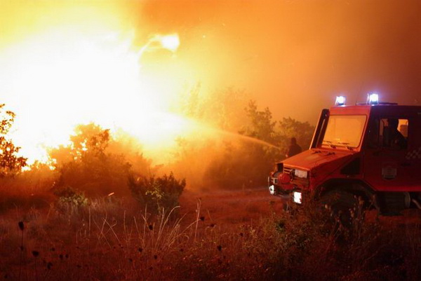 Vatrogasci gase pozar u Policima, Foto: Zdenko Knezevic