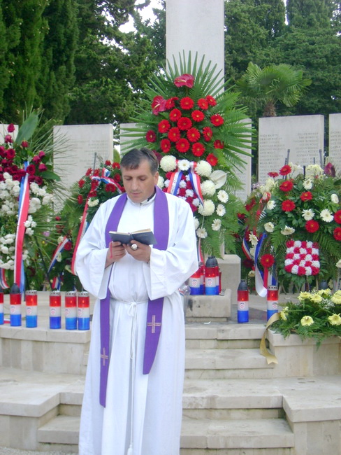 Gradsko groblje: Sudionici 15. SSNIDOR-a polazu vijence