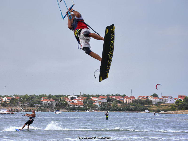 Kite surferi guštaju u Ninu