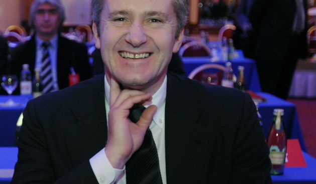 Zagreb, 171210.Hotel Westin.Skupstina Hrvatskog nogometnog saveza, izbor novog predsjednika Hns-a izmedju trenutnog Vlatka Markovica i protukandidata Igora Stimca bivseg nogometasa.Na slici: Davor Suker bivsi nogometas kao podrska Markovicu stavio prst