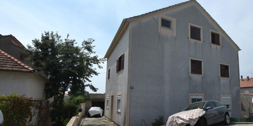 U noci s petka na subotu oko tri sata ujutro planula su dva osobna automobila. Policija je zbog ovog slucaja privela 23-godisnjakinju koja se dovodi u svezu s ovim dogadjanjem.