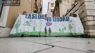 Prosvjedni skup roditelja protiv politike obaveznog cijepljenja Prosvjedni skup roditelja protiv politike obaveznog cijepljenja