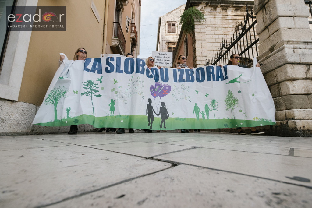 Prosvjedni skup roditelja protiv politike obaveznog cijepljenja Prosvjedni skup roditelja protiv politike obaveznog cijepljenja
