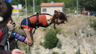 Maslenicki most, Zadar, 010712.
Doris Pincic, zvijezda Larinog izbora, svojim skokom je otvorila sezonu bungee skokova sa Maslenickog mosta. Svake godine sezona skokova se otvara skokovima poznatih osoba i novinara.
Na fotografiji: Doris Pincic.
Foto: Luk