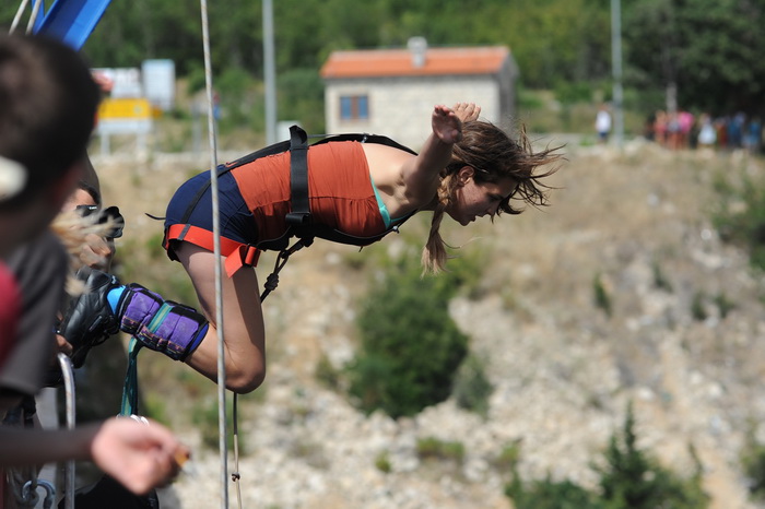 Maslenicki most, Zadar, 010712.
Doris Pincic, zvijezda Larinog izbora, svojim skokom je otvorila sezonu bungee skokova sa Maslenickog mosta. Svake godine sezona skokova se otvara skokovima poznatih osoba i novinara.
Na fotografiji: Doris Pincic.
Foto: Luk