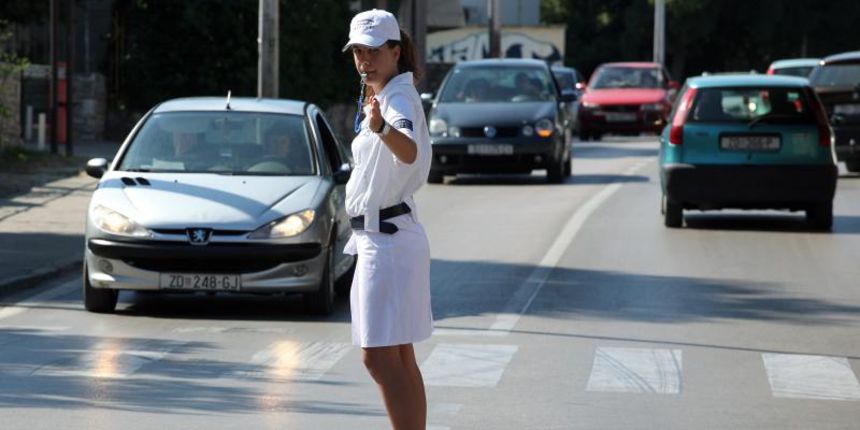 18.07.2013., Zadar – Prometna jedinica mladezi, mladi zadarski bobiji kako im tepaju gradjani uvelike pridonose olaksanom kretanju automobila kroz grad. Bez njih vecina raskrizja te ulice blize centru grada bile bi zagusene zbog prometnih cepova. Velika