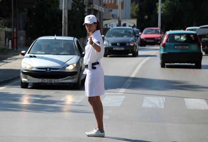 18.07.2013., Zadar – Prometna jedinica mladezi, mladi zadarski bobiji kako im tepaju gradjani uvelike pridonose olaksanom kretanju automobila kroz grad. Bez njih vecina raskrizja te ulice blize centru grada bile bi zagusene zbog prometnih cepova. Velika 18.07.2013., Zadar – Prometna jedinica mladezi, mladi zadarski bobiji kako im tepaju gradjani uvelike pridonose olaksanom kretanju automobila kroz grad. Bez njih vecina raskrizja te ulice blize centru grada bile bi zagusene zbog prometnih cepova. Velika