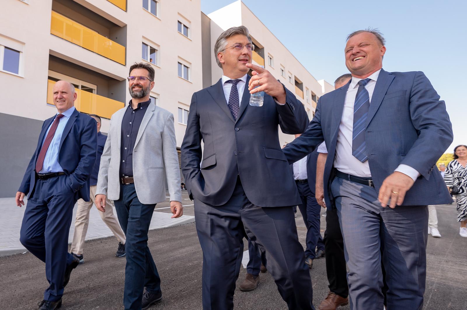 Predsjednik Vlade Andrej Plenković obišao je lokaciju izgradnje buduće osnovne škole i dječjeg vrtića Predsjednik Vlade Andrej Plenković obišao je lokaciju izgradnje buduće osnovne škole i dječjeg vrtića