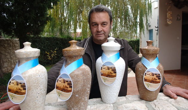 Zadar, 071209. Poznati zadarski ginekolog Ivica Vlatkovic nedavno je na natjecanju na Lastovu dobio priznanje za svoje ulje ” Sampion nad sampionima ” , a uz to ima svoj najnoviji izum , suvenirsko pakiranje maslinovog ulja u kamene amfore. Foto : Andrija