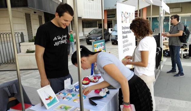 Štand projketa Društveno poduzetnički mozaik