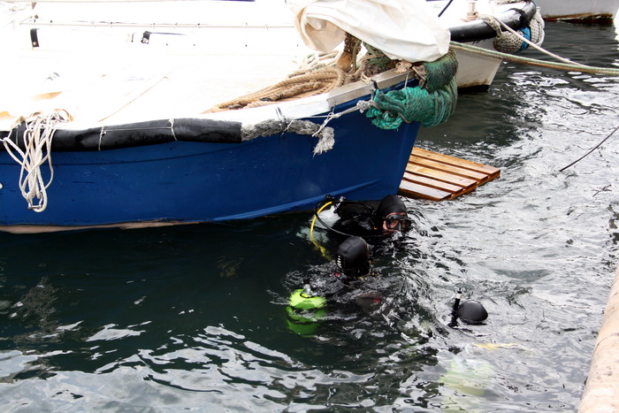 Ronioci kluba Sv. Roko izronili dio starog srušenog mosta u Jazinama, Foto: Mladen Malik