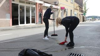 Čišćenje ulice u Šibeniku nakon masovne tuče navijača u Šibeniku Čišćenje ulice u Šibeniku nakon masovne tuče navijača u Šibeniku