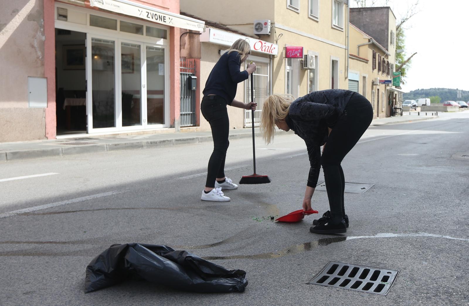 Čišćenje ulice u Šibeniku nakon masovne tuče navijača u Šibeniku Čišćenje ulice u Šibeniku nakon masovne tuče navijača u Šibeniku