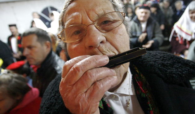 Nadin, 020110.
Etno glazbena manifestacija pod nazivom Cvitarijada odrzana je veceras u selu Nadin kraj Zadra. Cvitarijada je natjecanje u sviranju usne harmonike. Na fotografiji: Anka Perinic Kud Sv. Mihovil iz Vrsi.
Foto: Jure Miskovic / CROPIX