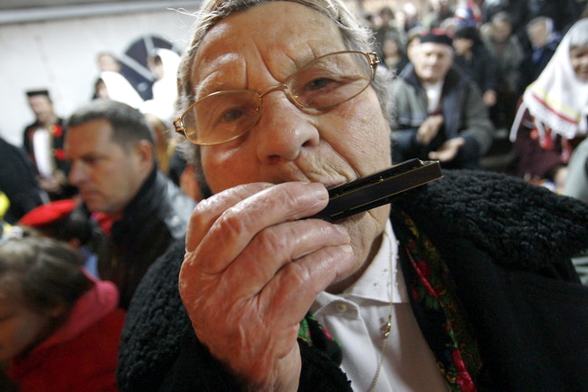 Nadin, 020110.
Etno glazbena manifestacija pod nazivom Cvitarijada odrzana je veceras u selu Nadin kraj Zadra. Cvitarijada je natjecanje u sviranju usne harmonike. Na fotografiji: Anka Perinic Kud Sv. Mihovil iz Vrsi.
Foto: Jure Miskovic / CROPIX Nadin, 020110.
Etno glazbena manifestacija pod nazivom Cvitarijada odrzana je veceras u selu Nadin kraj Zadra. Cvitarijada je natjecanje u sviranju usne harmonike. Na fotografiji: Anka Perinic Kud Sv. Mihovil iz Vrsi.
Foto: Jure Miskovic / CROPIX