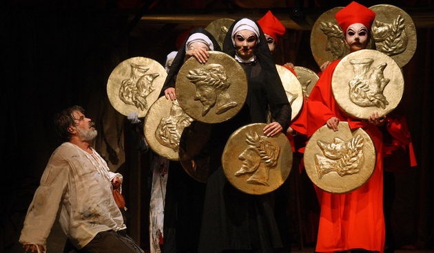 Zadar, 181010.
Kazalista lutaka Zadar u crkvi Sv. Dominika, veceras je premijerno izvelo predstava Michelangelo Buonarroti nastala prema drami Miroslava Krleze. Reziju i prilagodbu teksta potpisuje Drazen Ferencina, Michelangela igra Zlatko Kosta, a lik p