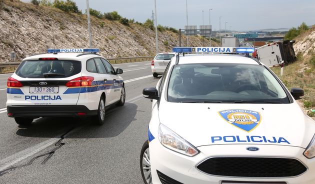 Na državnoj cesti D-8 predio tzv. “tri trake” dogodila se prometna nesreća u kojoj su sudjelovala dva vozila. Prevrnuo se kombi, a jedna osoba je ozlijeđena. Očevid je u tijeku, a policija regulira promet.