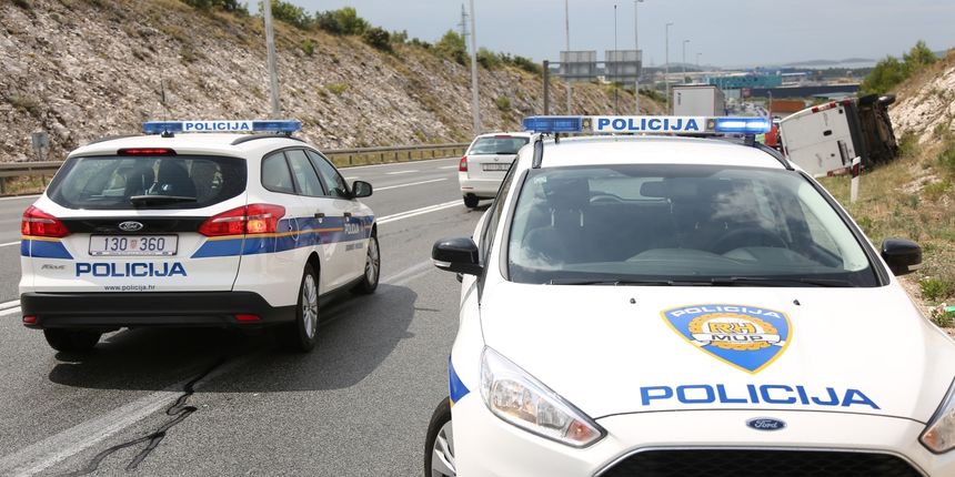 Na državnoj cesti D-8 predio tzv. “tri trake” dogodila se prometna nesreća u kojoj su sudjelovala dva vozila. Prevrnuo se kombi, a jedna osoba je ozlijeđena. Očevid je u tijeku, a policija regulira promet.