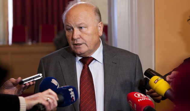 Osijek, 290113.
Slavko Linic ministar financija odrzao je u Osijeku prezentaciju Nacrta prijedloga zakona o porezu na nekretnine na javnoj raspravi koju je organizirala udruga gradova u Velikoj vijecnici Osjecko-baranjske zupanije.Na fotografiji:Ministar