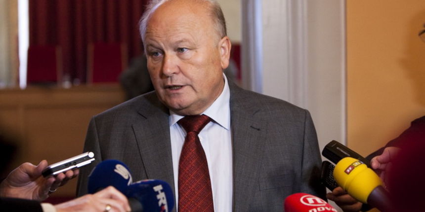 Osijek, 290113.
Slavko Linic ministar financija odrzao je u Osijeku prezentaciju Nacrta prijedloga zakona o porezu na nekretnine na javnoj raspravi koju je organizirala udruga gradova u Velikoj vijecnici Osjecko-baranjske zupanije.Na fotografiji:Ministar