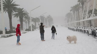 Split, 030212.
Nakon nekoliko godina, danima najavljivan snijeg pao je i na Splitskom podrucju. Iako je bio najavljen, Splicani nisu bili spremni na bijeli pokrivac, te im je on uz snaznu buru otezavao svakodnevni zivot.
Foto: Vojko Basic / CROPIX Split, 030212.
Nakon nekoliko godina, danima najavljivan snijeg pao je i na Splitskom podrucju. Iako je bio najavljen, Splicani nisu bili spremni na bijeli pokrivac, te im je on uz snaznu buru otezavao svakodnevni zivot.
Foto: Vojko Basic / CROPIX