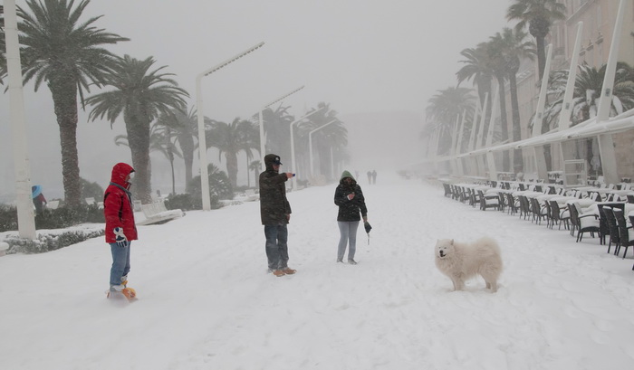 Split, 030212.
Nakon nekoliko godina, danima najavljivan snijeg pao je i na Splitskom podrucju. Iako je bio najavljen, Splicani nisu bili spremni na bijeli pokrivac, te im je on uz snaznu buru otezavao svakodnevni zivot.
Foto: Vojko Basic / CROPIX Split, 030212.
Nakon nekoliko godina, danima najavljivan snijeg pao je i na Splitskom podrucju. Iako je bio najavljen, Splicani nisu bili spremni na bijeli pokrivac, te im je on uz snaznu buru otezavao svakodnevni zivot.
Foto: Vojko Basic / CROPIX