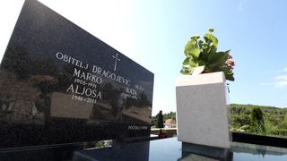 Grobnica obitelji Dragojević u Veloj Luci Grobnica obitelji Dragojević u Veloj Luci