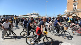 Zadar, 130413.
U 13 sati je s Obale kneza Branimira startala osma po redu biciklijada na relaciji Zadar – Vir u kojoj sudjeluje 300-tinjak biciklista. Po dolasku u Vir ih ocekuje rucak i nagrade za najbrze.
Na fotografiji: detalj sa starata biciklijade.
F